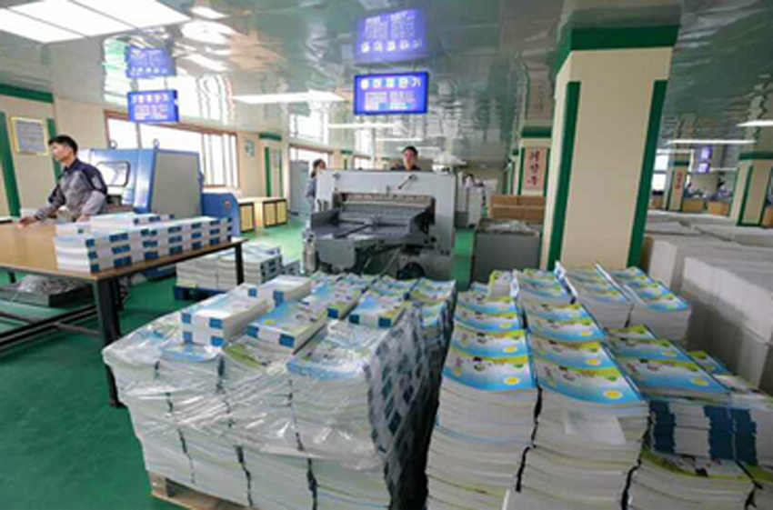 金正恩視察'蒲公英作業本工廠'，稱贊產品設計用心，動漫元素引關注